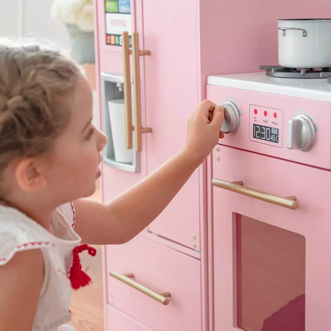 TeamsonUS Teamson Kids - Little Chef Chelsea Modern Play Kitchen - Pink / Gold 10 TeamsonUS Teamson Kids - Little Chef Chelsea Modern Play Kitchen - Pink / Gold
